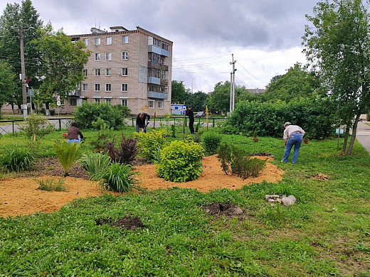 Предприниматели Комсомольска продолжают обустраивать сквер на улице Чкалова